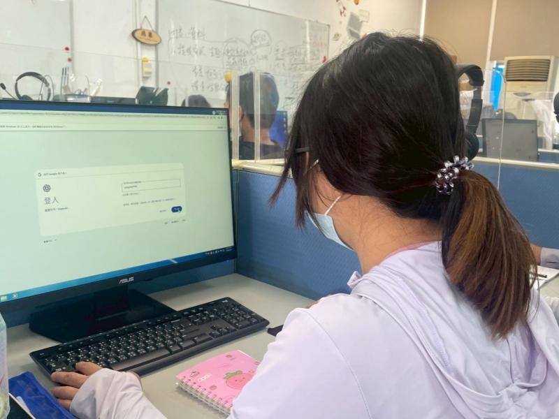 女學員坐在電腦前登入AI系統，桌上放著寫滿重點的筆記本。她帶著滿滿期待，準備借助科技的翅膀，讓心中的影像創意化為現實！