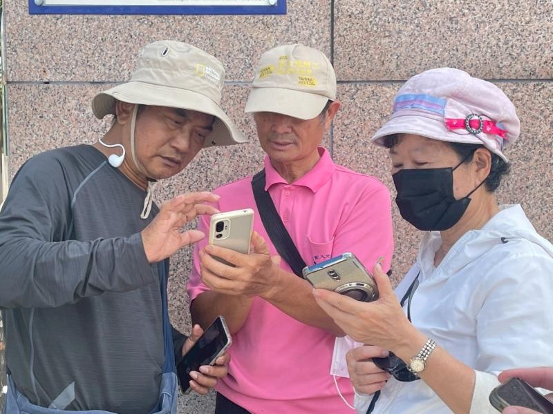 老師親切指導戶外拍攝。學員們圍在一起緊盯螢幕,互相討論學習的認真模樣,散發著令人感動的求知熱忱!
