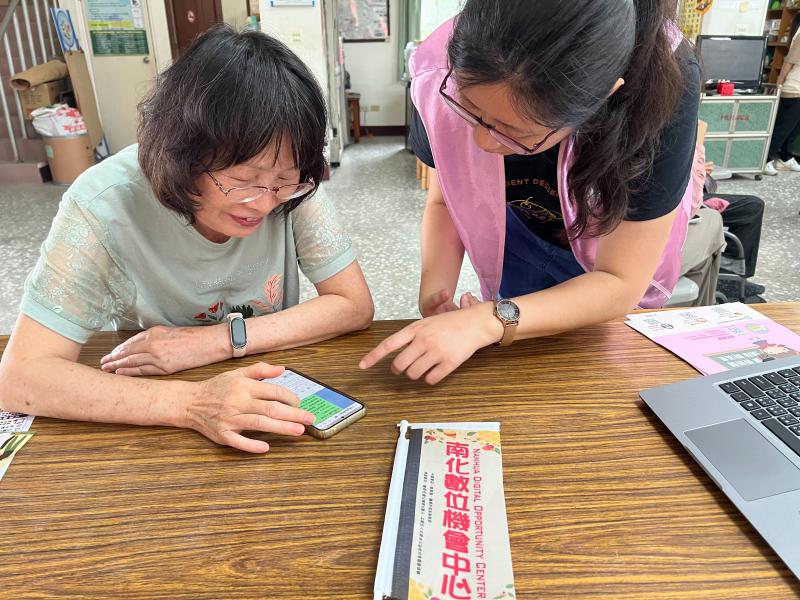 老師教導如何使用假訊息辨識網站