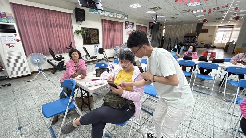 學員認真聆聽依老師說明流程操作練習