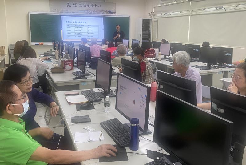 學員們透過使用 AI 工具創作多個作品,從生成專屬導覽地圖、趣味貼圖表情包,到震撼感十足的史詩級海報,每個人都玩得不亦樂乎。還有學員嘗試個人髮型分析、美妝與穿搭風格建議,甚至動手完成海報及 LOGO 設計