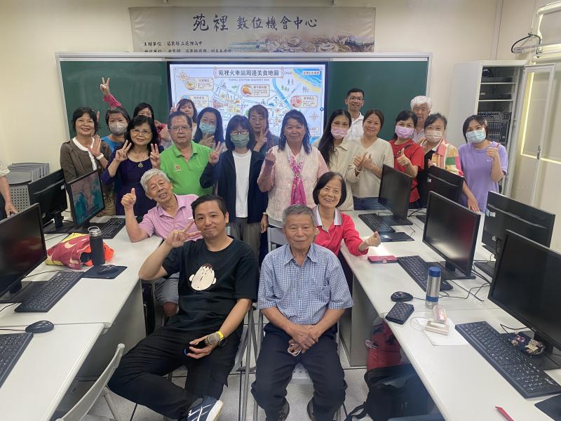 課堂上老師示範了大量「施展魔法」般的 AI 精準指令,學員們看得目不轉睛,大家看著自己的想法在 AI 的協助下,幾秒鐘內就變成一件件精美的藝術品,成就感爆表!直呼:「原來掌握了對的指令,每個人都能是點石成金的魔法師!」