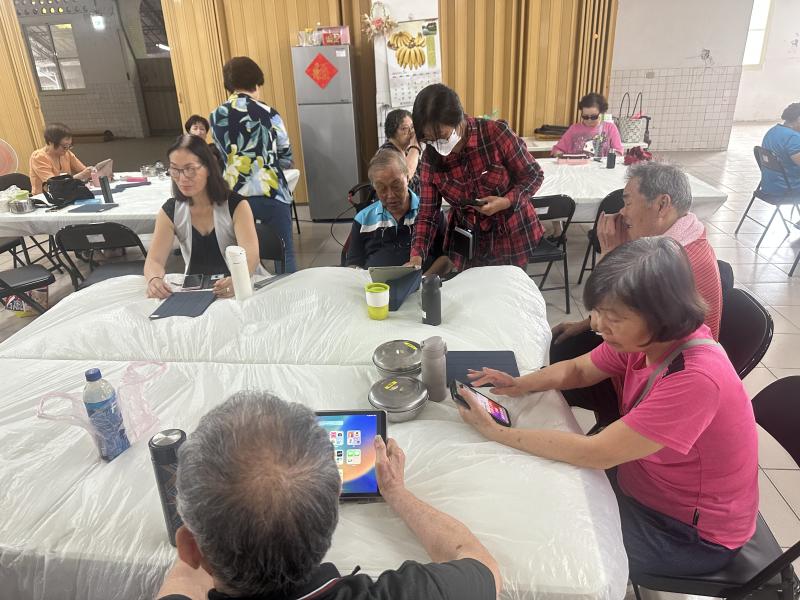 老師指導學員在美圖秀秀如何編輯美化圖片及加入文字及插入貼圖等技巧的運用.