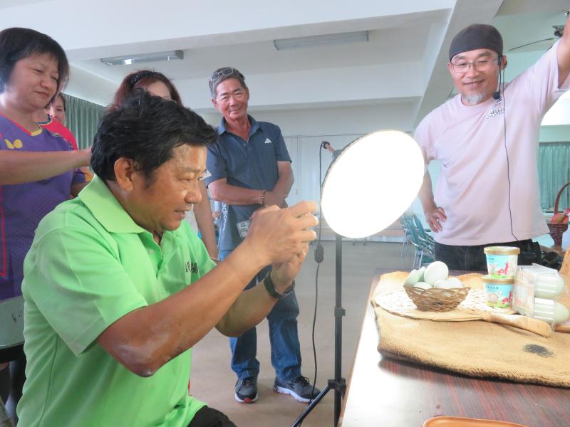 個人的產品自己動手調光、擺飾，嘗試拍攝最美鏡頭，老師在一旁指導。