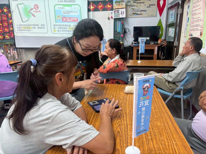 指導長者下載防詐 App，掌握數位工具，守護自身財產安全。
