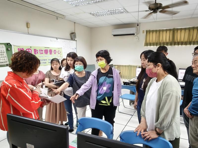 課程帶領學員運用簡單工具，學習封面設計、內容編排