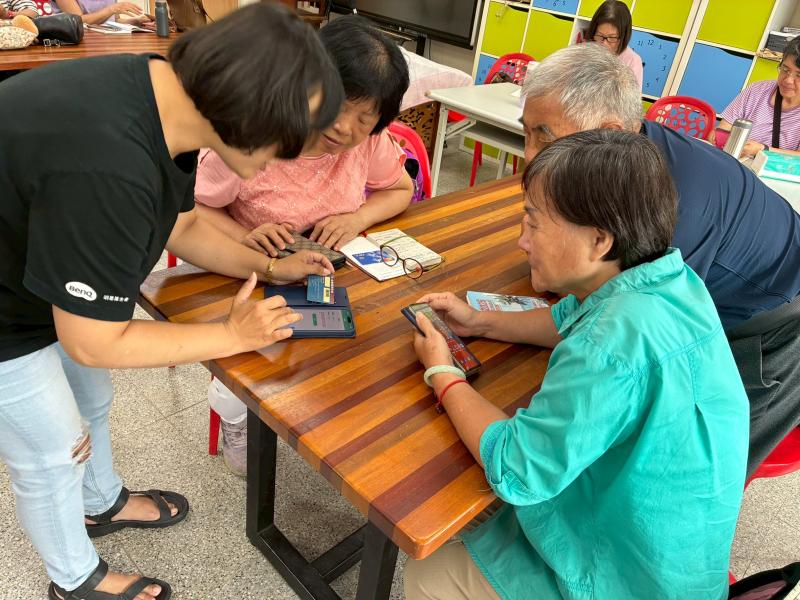 老師教導如何將相關卡片儲存至發票載具中