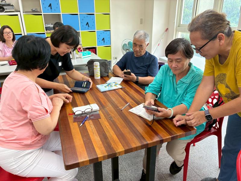 學員們互相交流學習