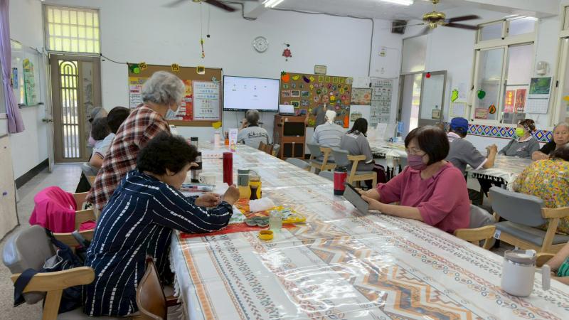 學員認真聆聽講師上課內容