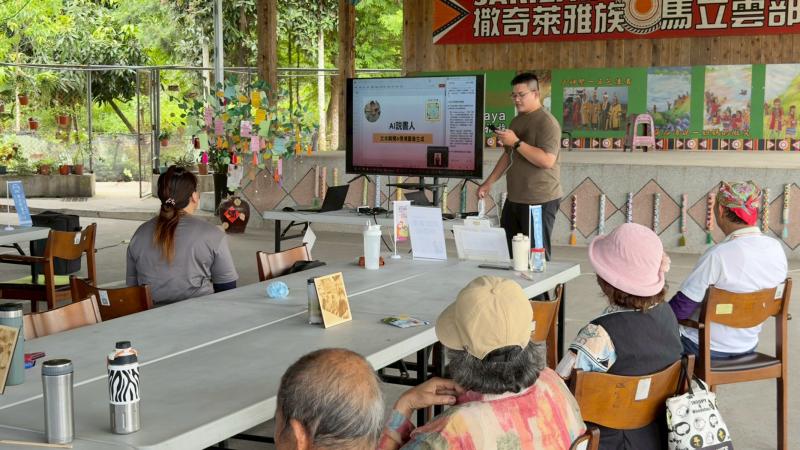 學員認真聆聽講師上課內容