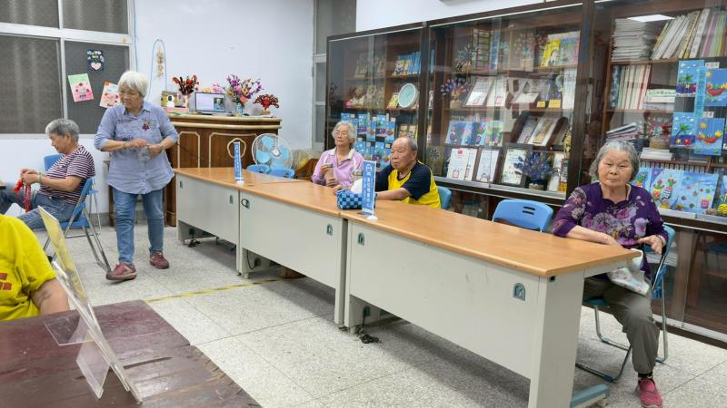 講師親自示範軟體應用功能展示於學員