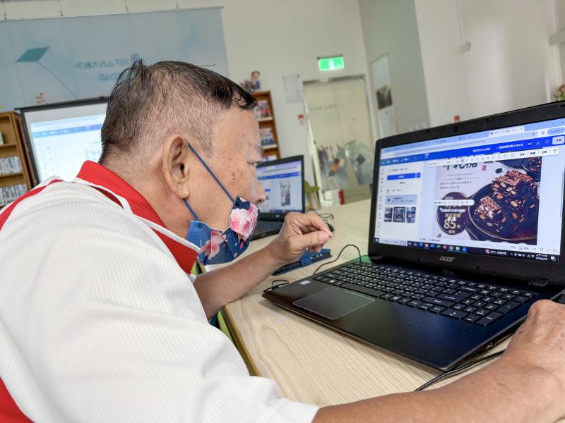 導入AI素材排版調整，完成屬於自己品牌的專屬海報。