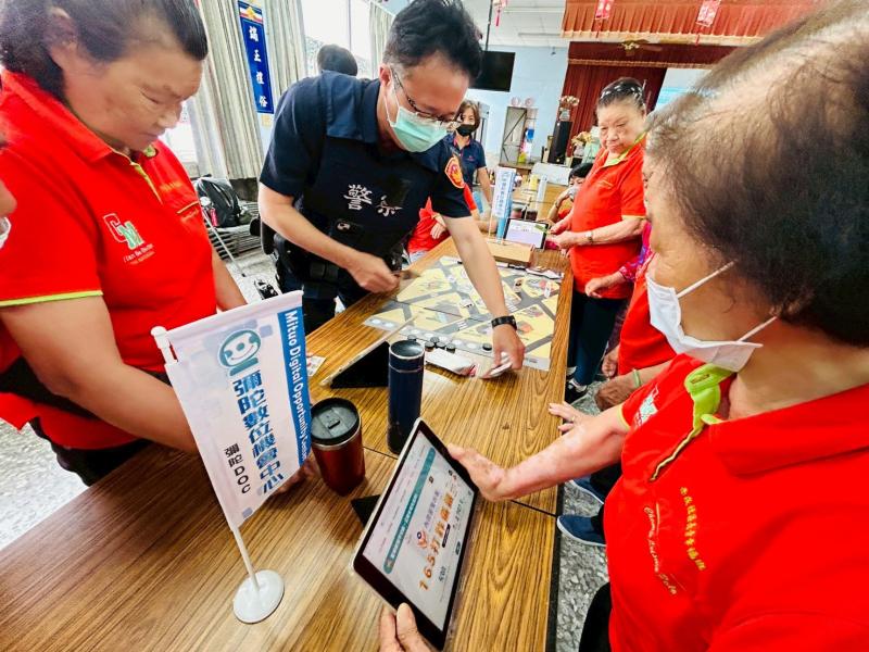 警察一同前來參與DOC教學，更能讓社區學員們築起資安防詐安全線。