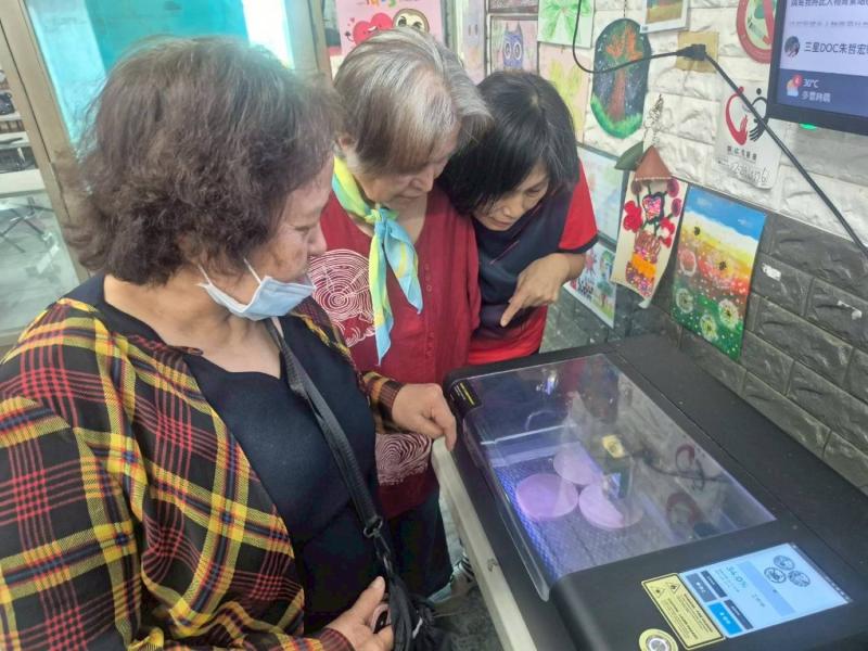 學員專注觀看雷雕機雕刻作品