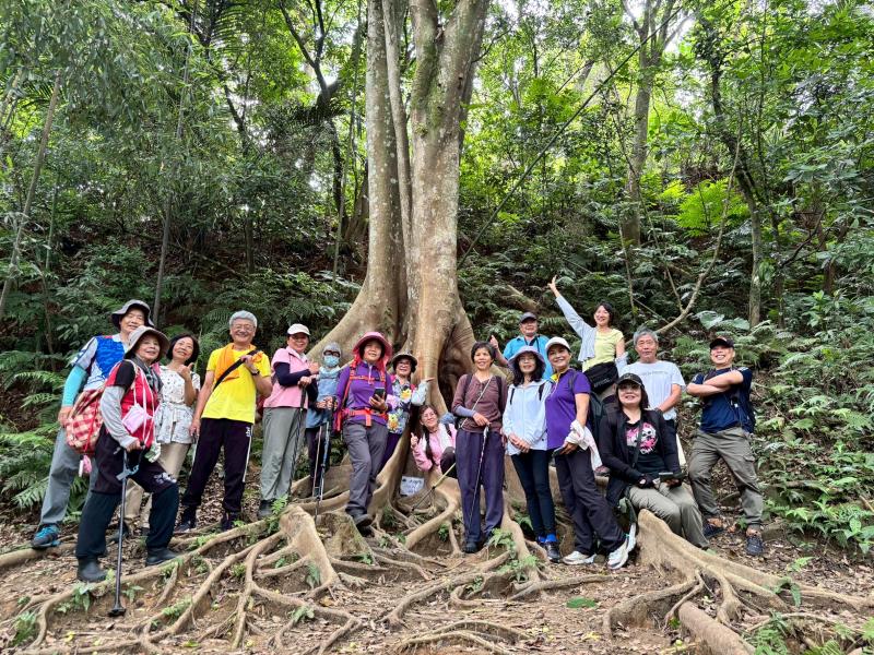 參與「跟著離線地圖探險去」全體學員與老師，在芎林中坑山巨大的大板根樹前開心合影留念。