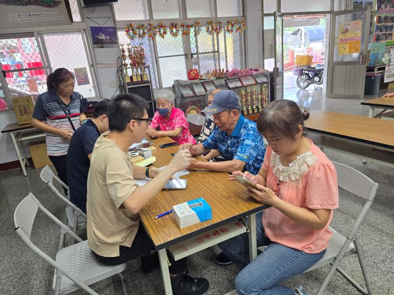 陪伴更多長輩邁向健康、智慧、自信的數位生活。