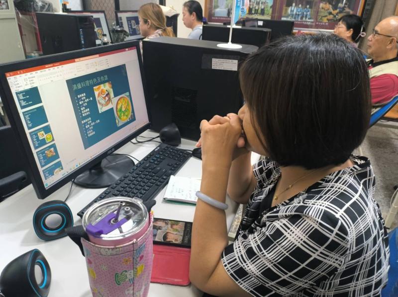 第二堂課程上，講師為學員介紹滇緬香料食譜和養生食譜的探索。