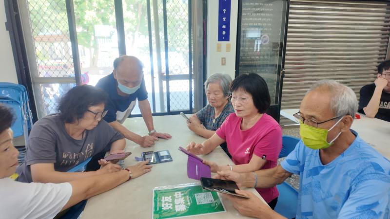 學員討論作品內容