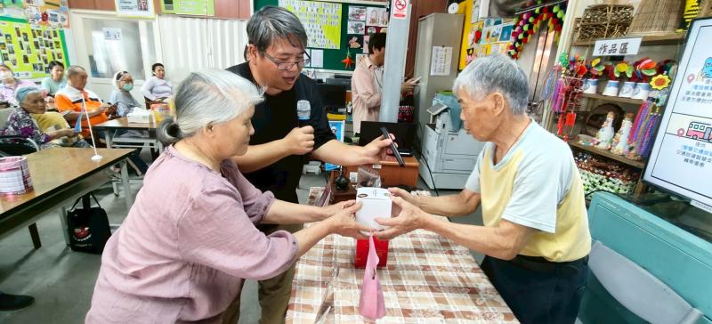 青學員看支付機台