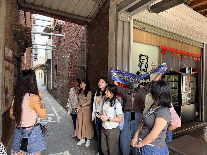 主題是建築逐格，先實地訪查