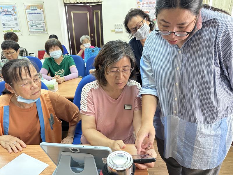 老師協助學員使用AI創作