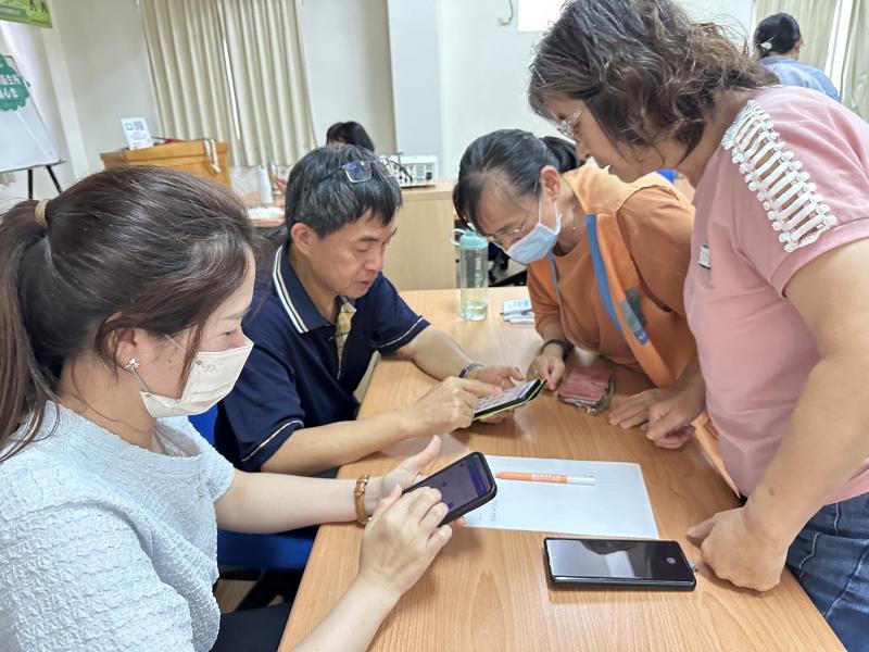 學員互相協助討論
