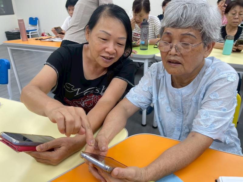 學員互相練習討論中