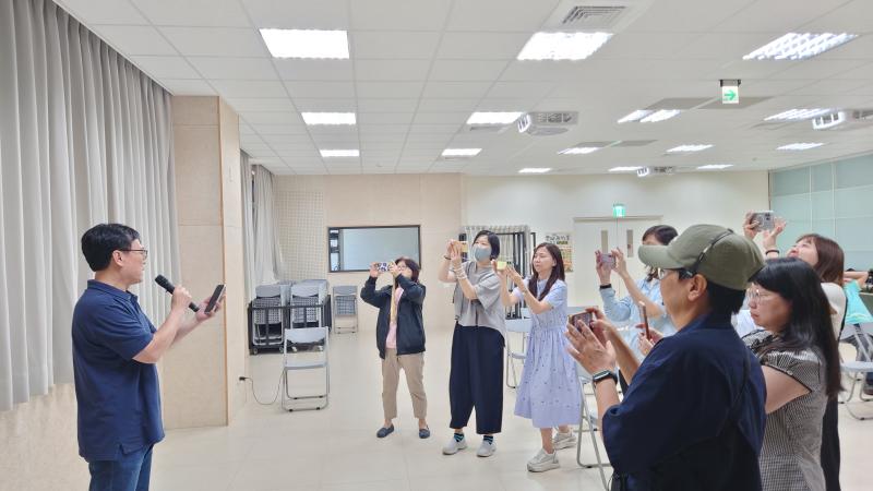 模擬學習拍攝長官致辭，學習抓住主角的表情鏡頭，與走動式拍攝