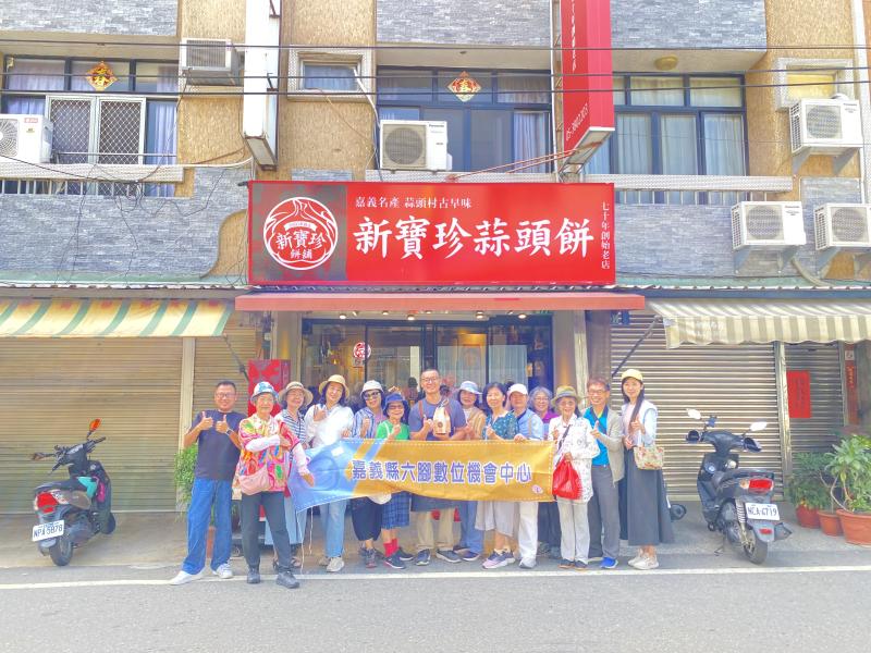 拍攝結束後,學員們將累積的素材進行後製剪輯,從設定影片張數、確立主題風格,到靈活運用軟體模板進行套用。在創作過程中,學員不僅掌握了影片分割與敘事節奏的掌控,更學會了「重疊剪輯技巧」,將採訪內容與產品特寫完美融合,並結合文字自動輸入功能,讓影