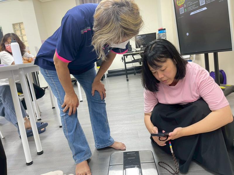 測量體脂機及說明身體素質中