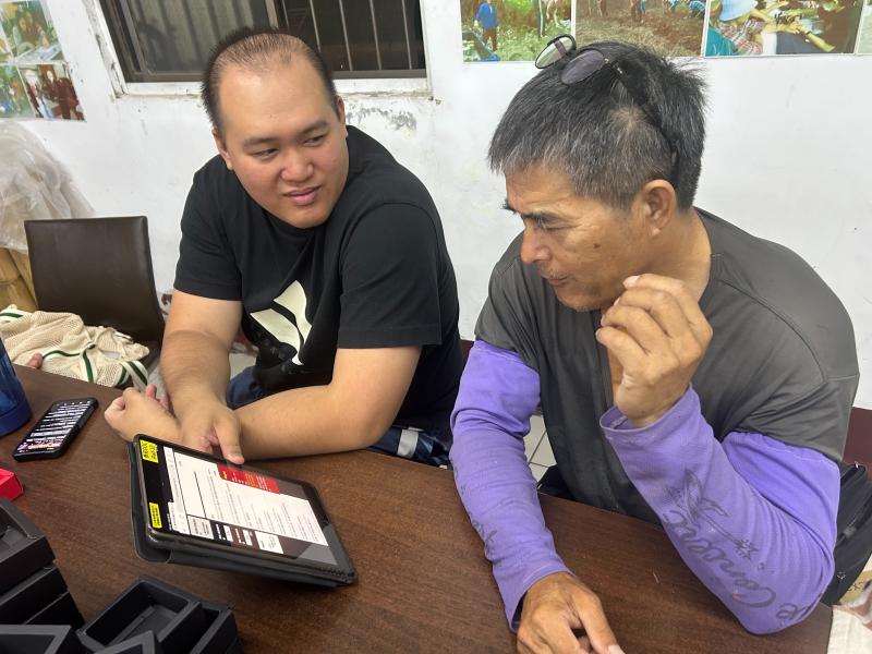 學員們彼此互相協助手機操作，展現部落共同學習的溫暖氛圍