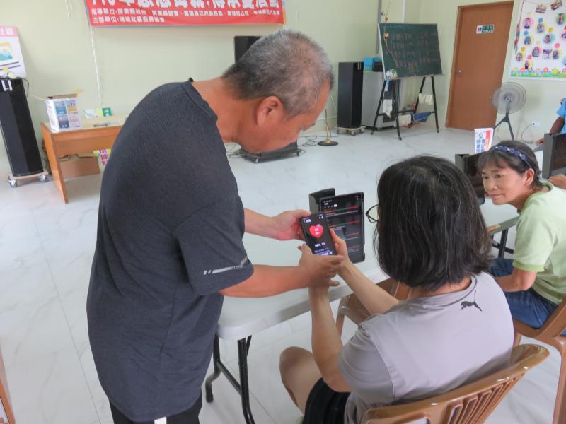 學會了下載運動計步器APP到手機裡使用，平常散步時都可隨時設定運動量，測量心率數值，保持身心健康。