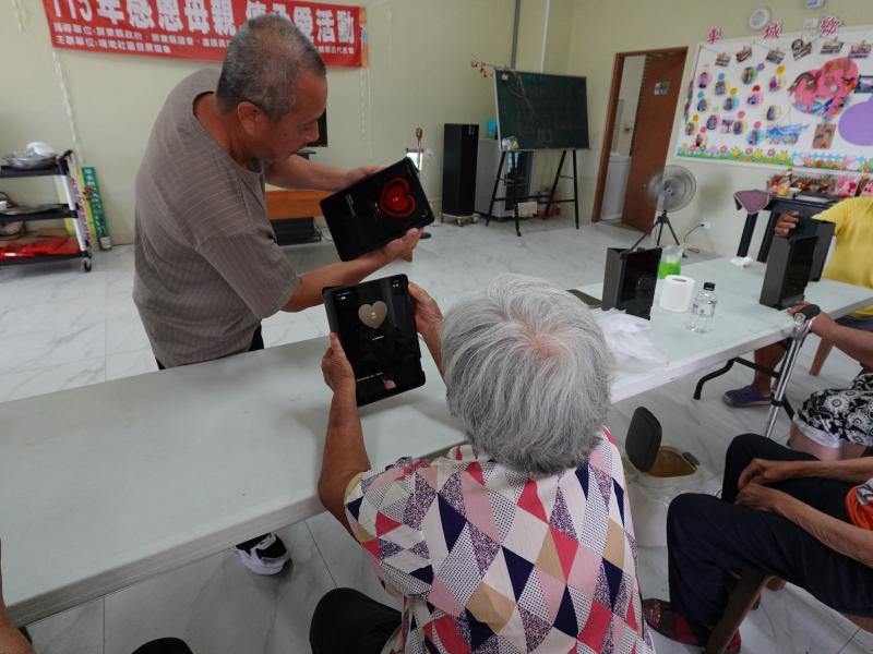 長輩如果每天持續做自我測量，可完整記錄自我身體狀況，可動動腦又能學習新知識。
