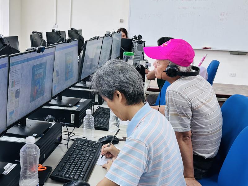 使用AI來協助製作商品的包裝，除了更符合在地商家小農的產品定位需求，也讓大家體驗AI設計商品包裝的便利，有些學員非常認真一直作筆記，生怕錯漏哪一步驟。