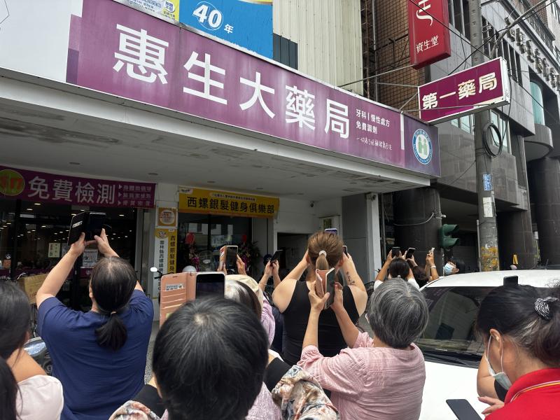 以惠生大藥局為實例，讓學員練習運用拍攝技巧。