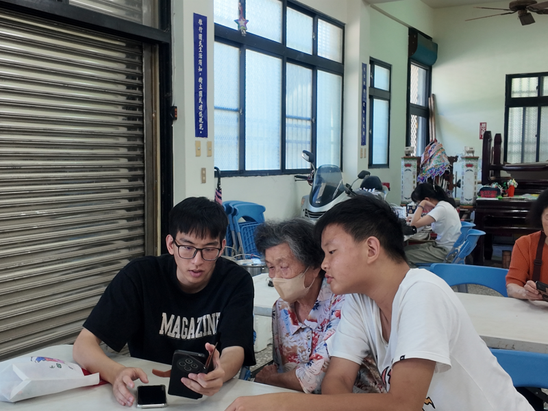 祖孫一同研究手機操作