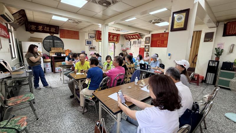 大家都聚精會神地盯著螢幕、拿著手機認真操作，那種「活到老，學到老」的學習熱忱真的讓人非常感動