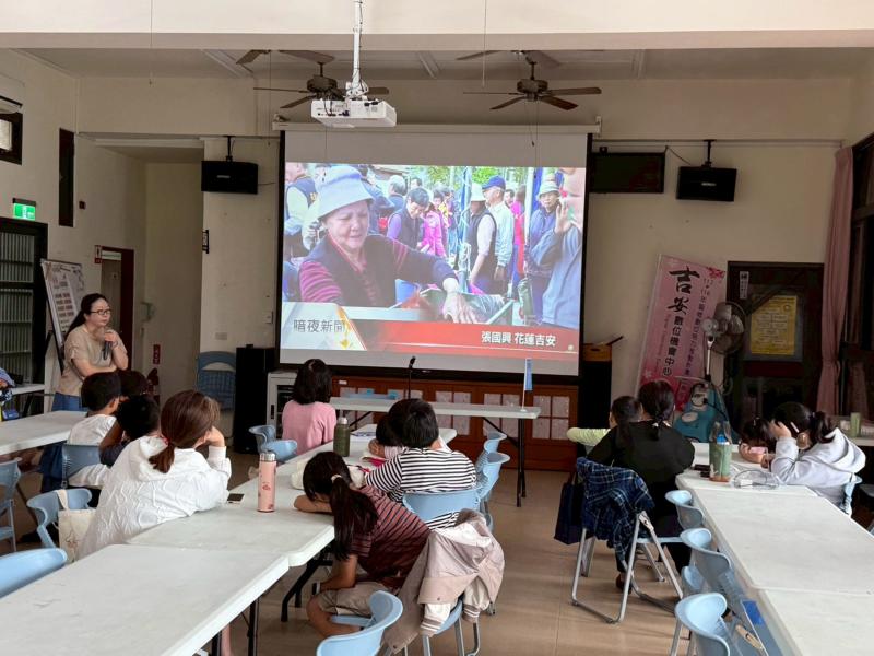 老師帶領大家先認識客家文化故事