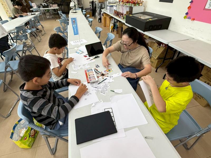 老師、家長與長輩學員陪伴孩子一起討論劇情內容