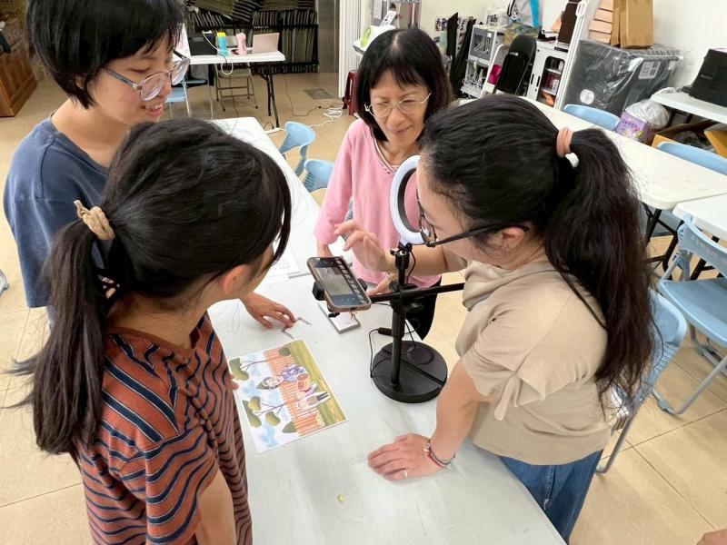 大家同心協力一起運用定格動畫技巧,將親手創作的故事拍攝成動畫作品。