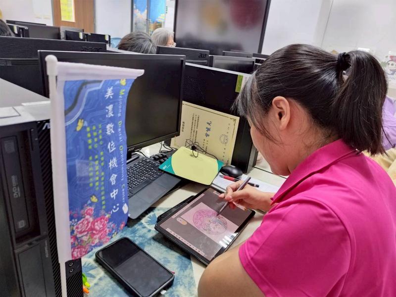 學員神情專注，正用心在平板上畫出心中的夢想，專業觸控筆就是她的魔法棒！