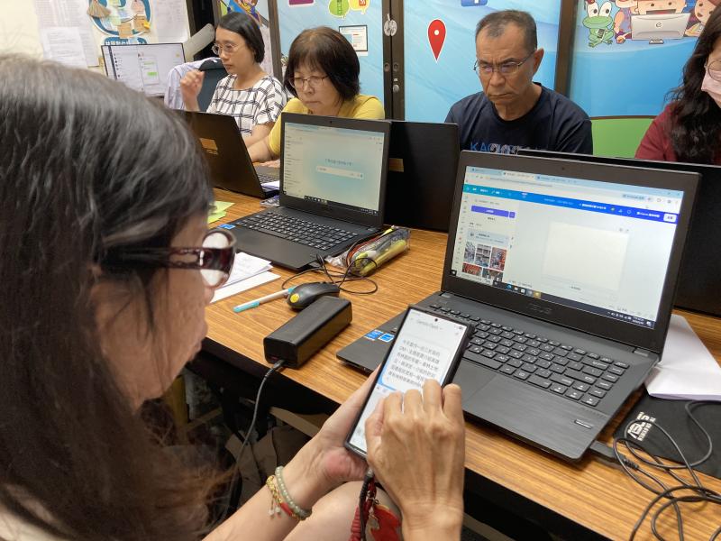 學員進行AI人工智慧的操作與應用