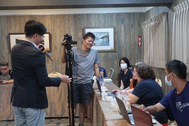 講師現場實務教學，學員專注操作電腦並積極互動，搭配專業攝影紀錄精彩瞬間。