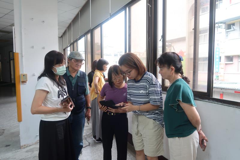 學員圍繞講師專注聆聽，對著手機實際演練實用App，銀髮族也能輕鬆上手數位便利生活。