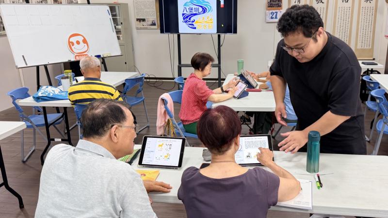 講師於課堂進行個別指導，協助學員在平板輸入雷雕專屬提示詞。