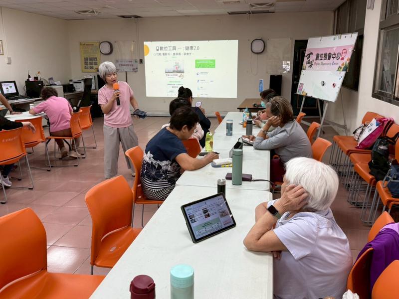 學員也體驗AI健康管理助手，學習查詢健康知識與生活建議。