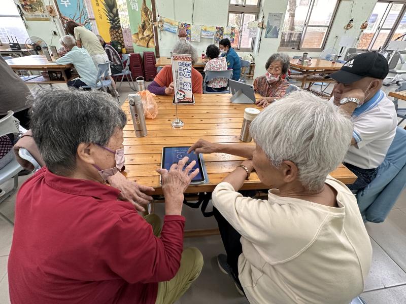 兩人一起操作，同心合力彈奏出優美琴聲