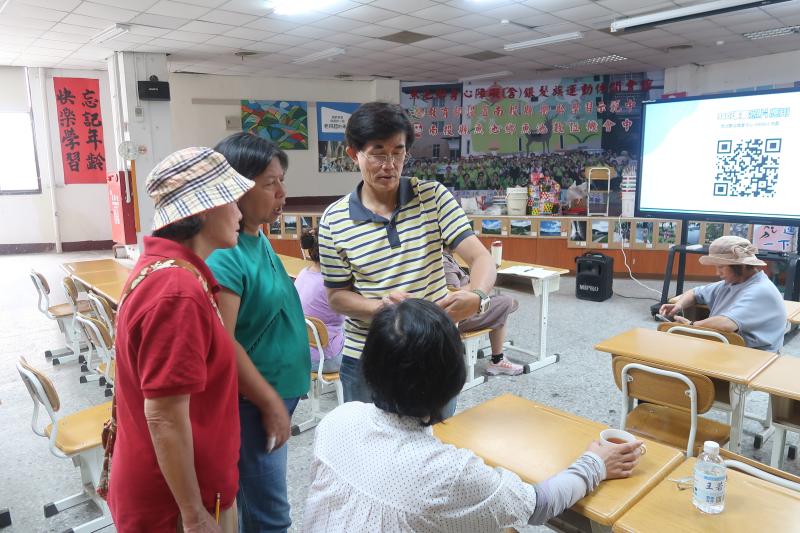講師現場實務教學，學員專注操作360度相機，並積極互動，留下感動的學習畫面。