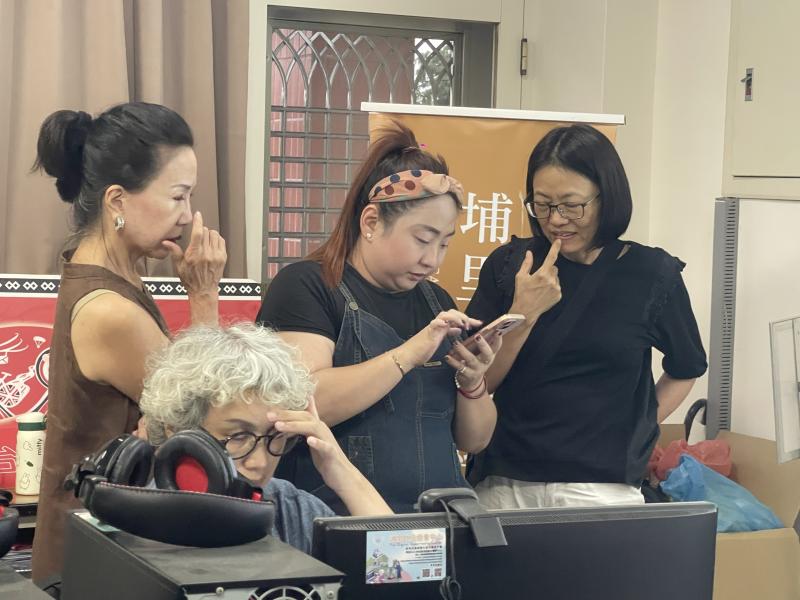 在課程實作階段，黃鈺婷老師特別重視學員的個別學習狀況，經常走到座位旁進行即時指導。