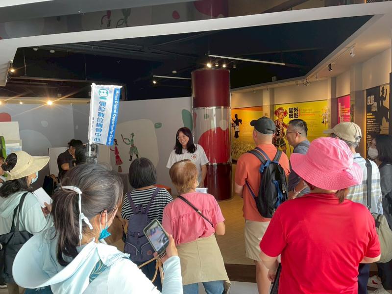 不只在教室學，還要帶學員們「實戰出任務」！抵達皮影戲館參訪，度過愉快學習的一天。